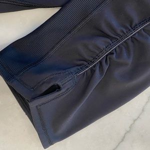 Lulu On Your Mark 23” black running crop, sz 6